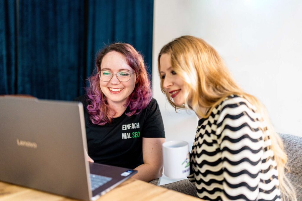 Lisa Augustin und Deborah Kliebhan bei der Arbeit am Laptop bei Einfach mal SEO.