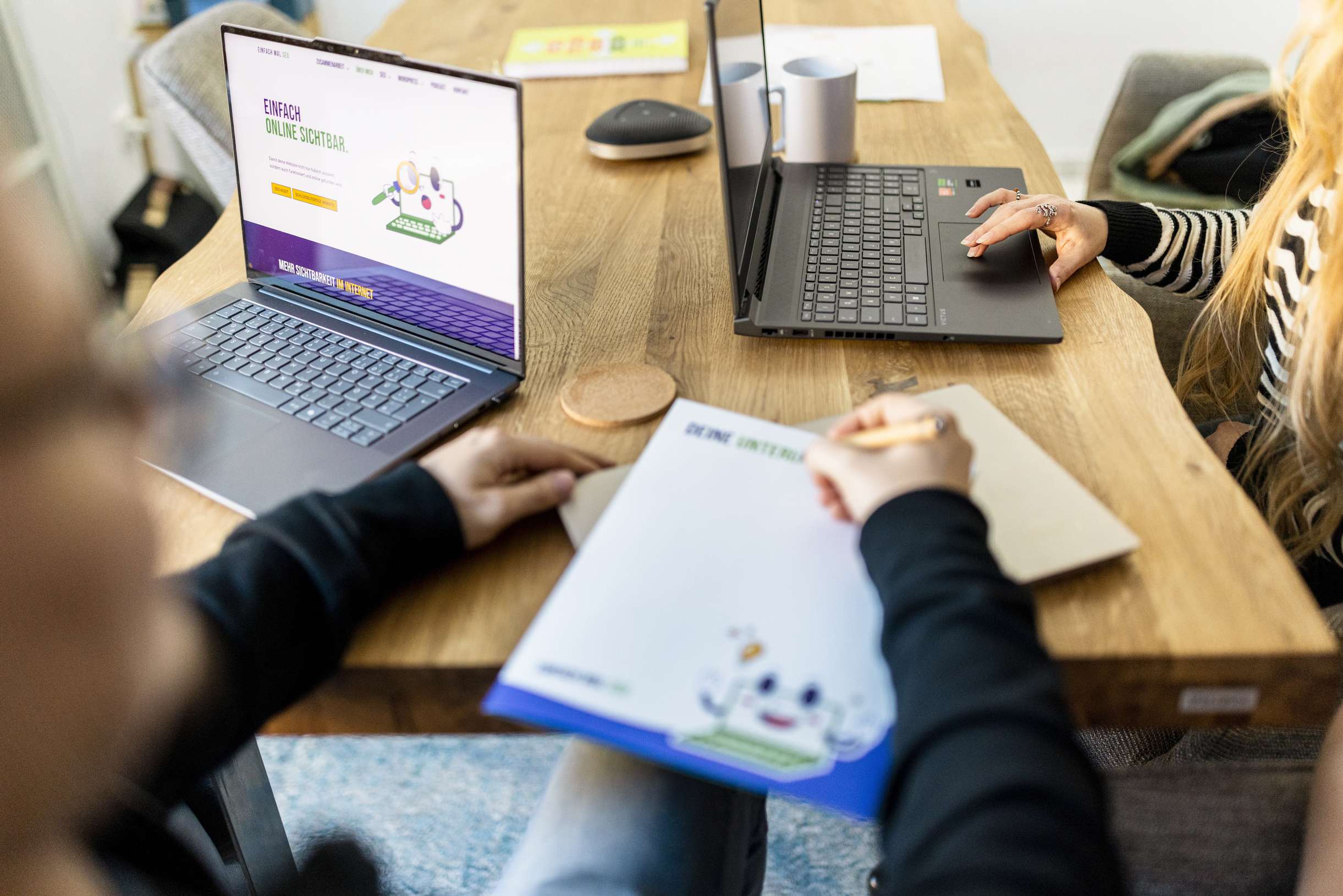 Team-Mitglieder von Einfach mal SEO in einer Meeting-Besprechung.