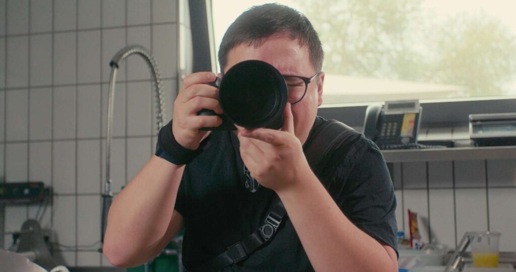 Fotograf bei der Arbeit hinter den Kulissen in einer Studioumgebung
