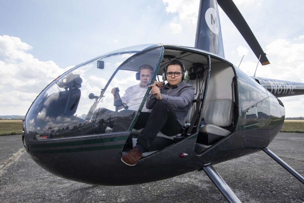 Person im Helikopter-Cockpit bereit fuer den Flug.