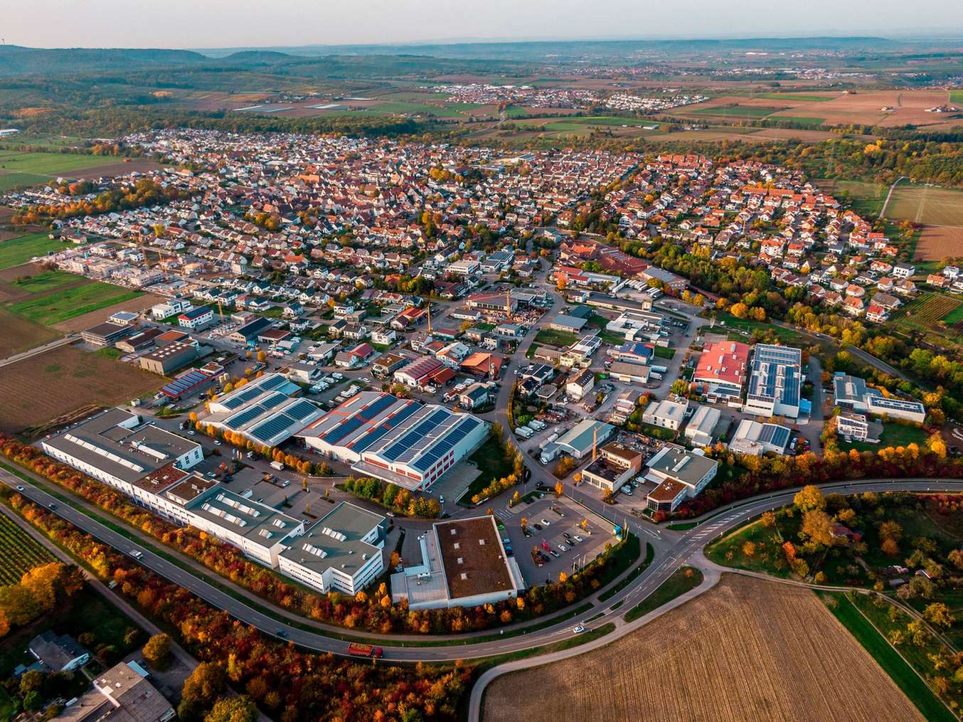 Luftaufnahme von Loechgau im Herbst, fotografiert von BEfotomedia fuer deren Portfolio.