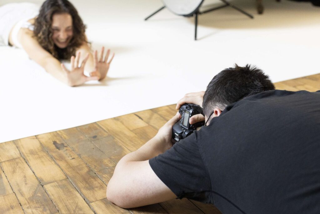 Fotograf beim Photoshooting von befotomedia in einem Studio in Loechgau