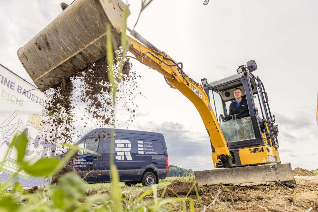 Ein Bagger von Rudolf-Bau bei der Arbeit auf einer Baustelle in Obermarchtal.