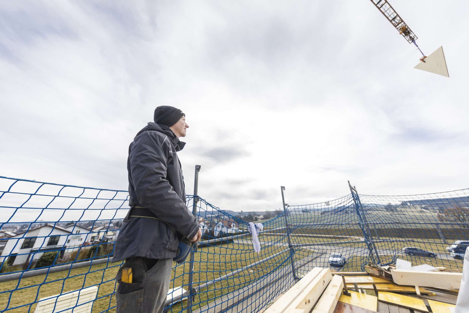 Person auf einer Baustelle von Rudolf-Bau in Obermarchtal in Winterkleidung