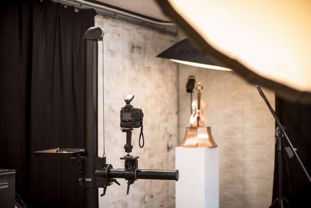 Fotostudio mit Kameraausruestung und Beleuchtung bei befotomedia in Loechgau.