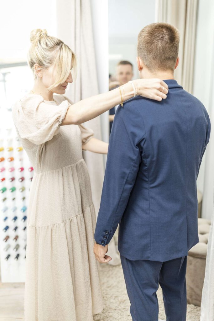 Person passt einen blauen Anzug an