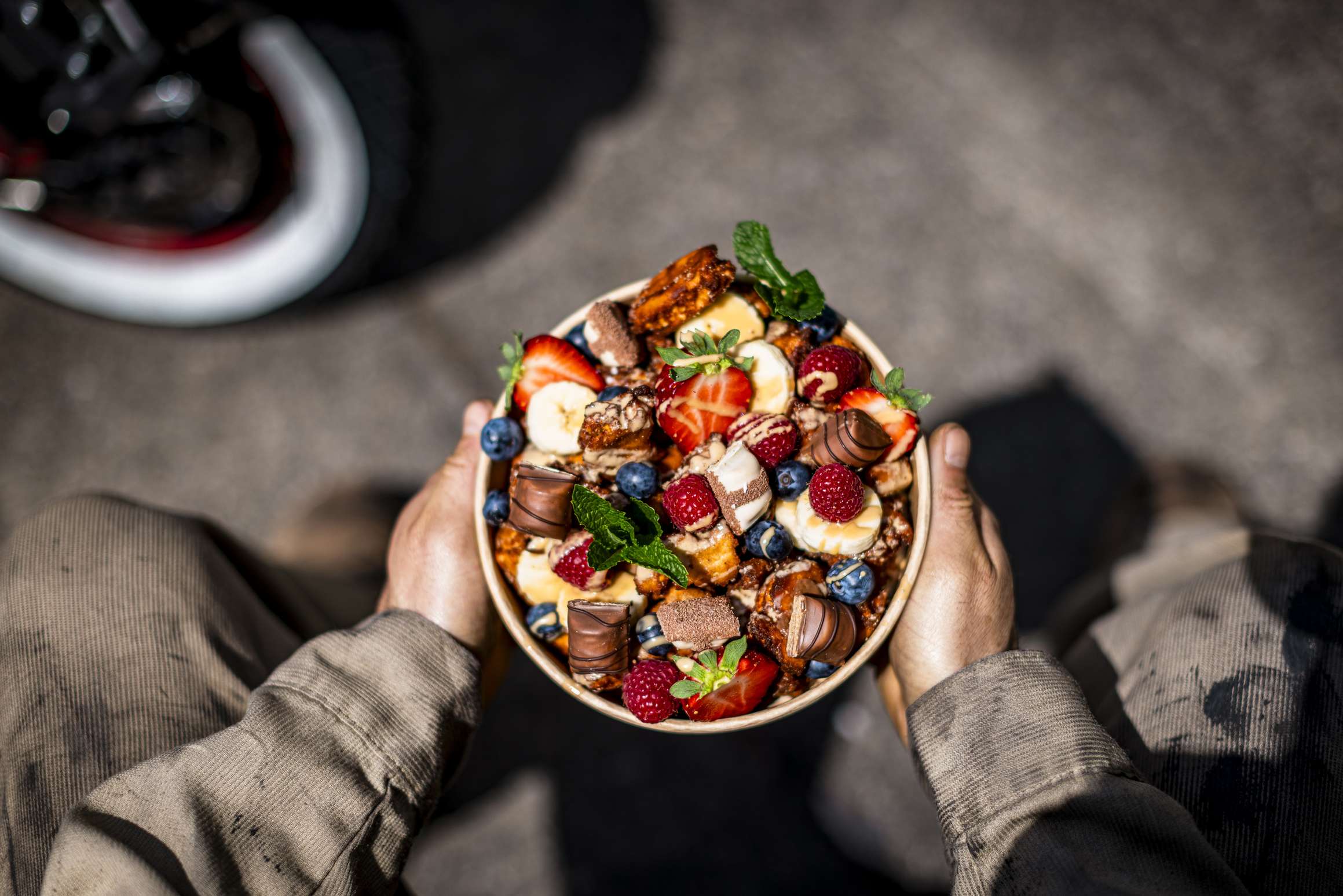 Eine farbenfrohe Bowl mit frischen Zutaten aus einem Foodtruck von Catering24.