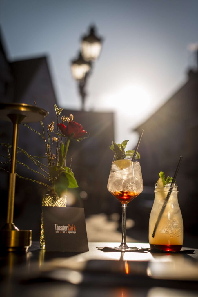 Cocktail auf einem gedeckten Tisch bei Sonnenuntergang im Freien