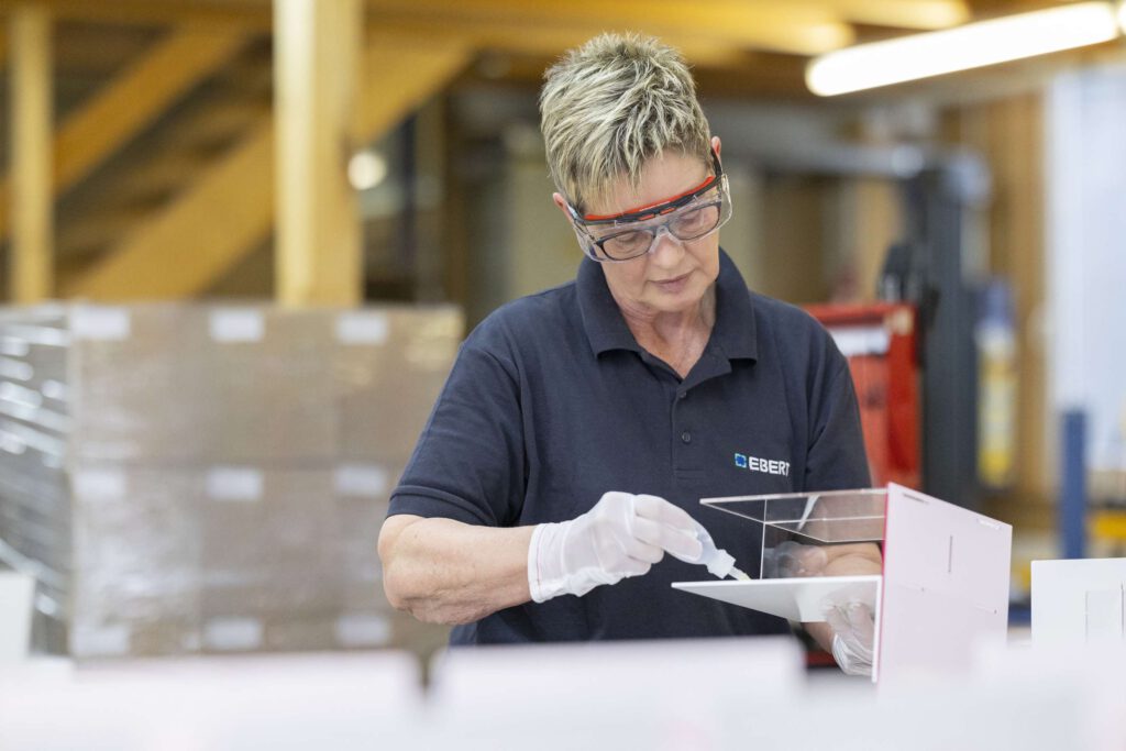 Mitarbeiterin bei der praezisen Verarbeitung technischer Kunststoffe in der Werkstatt von Ebert Kunststoffbearbeitung.