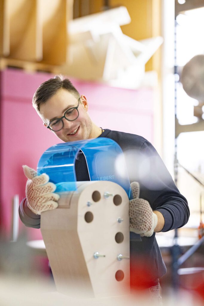 Mitarbeiter-bei-der-Praezisionsbearbeitung-von-Kunststoffen-in-der-Werkstatt