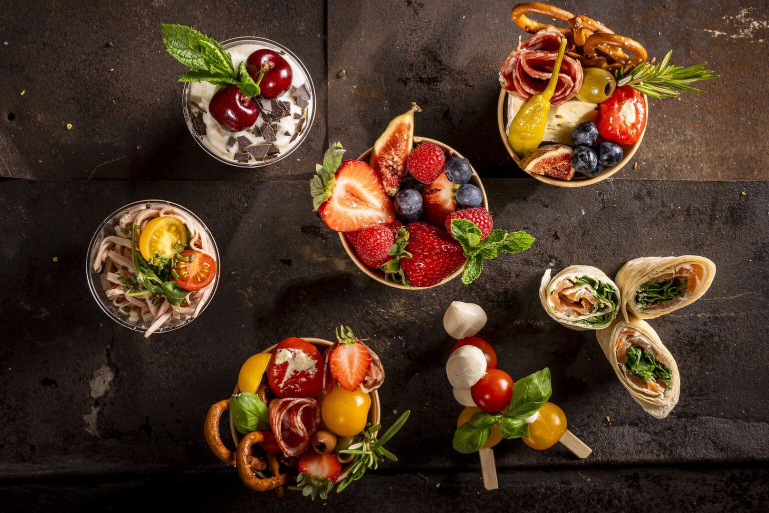 Ein vielfaeltiges Angebot an frischen Desserts und Snacks aus verschiedenen Foodtrucks, aufgenommen aus der Vogelperspektive.