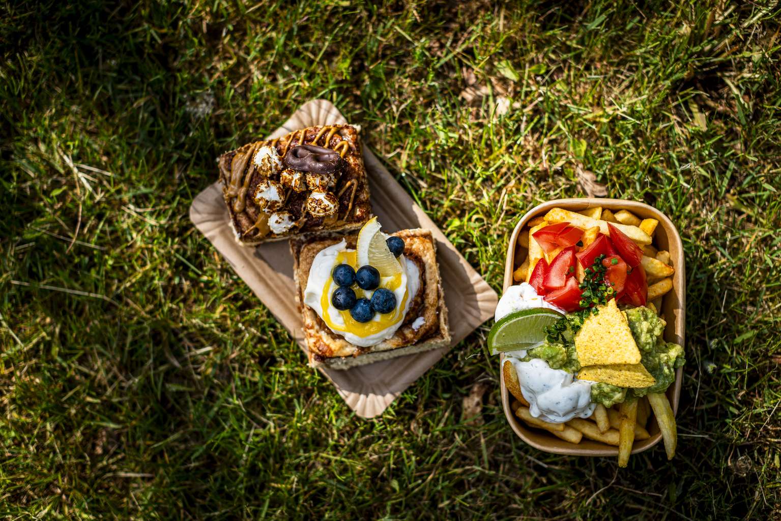 Leckere Foodtruck-Spezialitaeten auf einem Sommerfest im Freien.