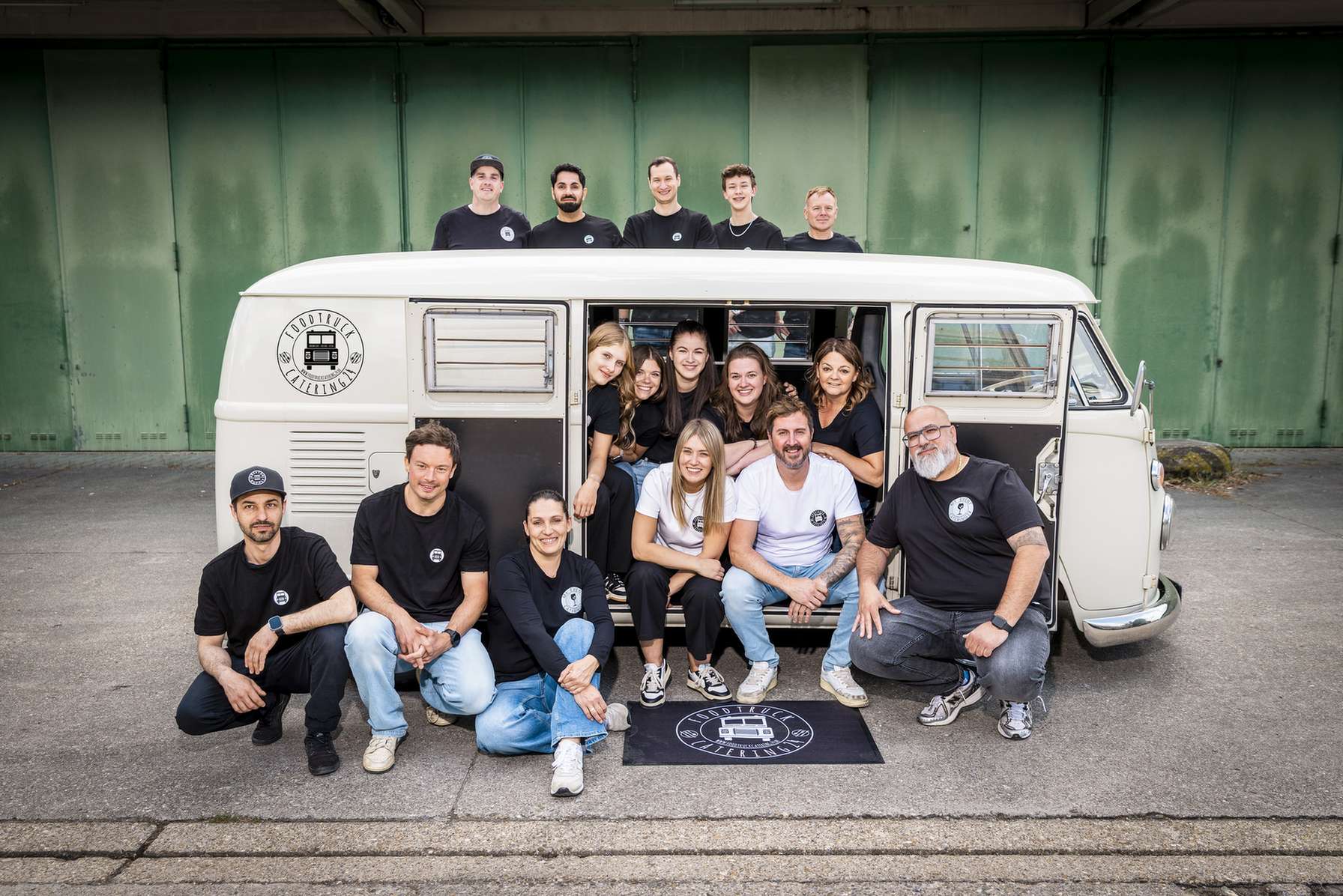 Team von Foodtruck Catering24 vor ihrem Foodtruck, bereit fuer ein Streetfood-Festival.