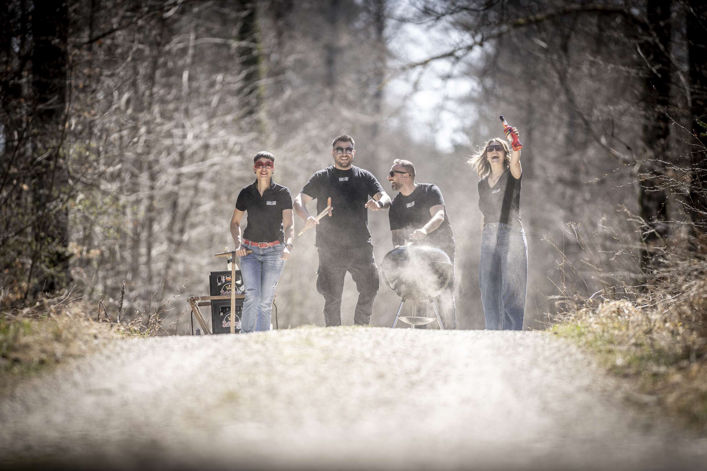 Gruppe, die auf einem Waldweg joggt.