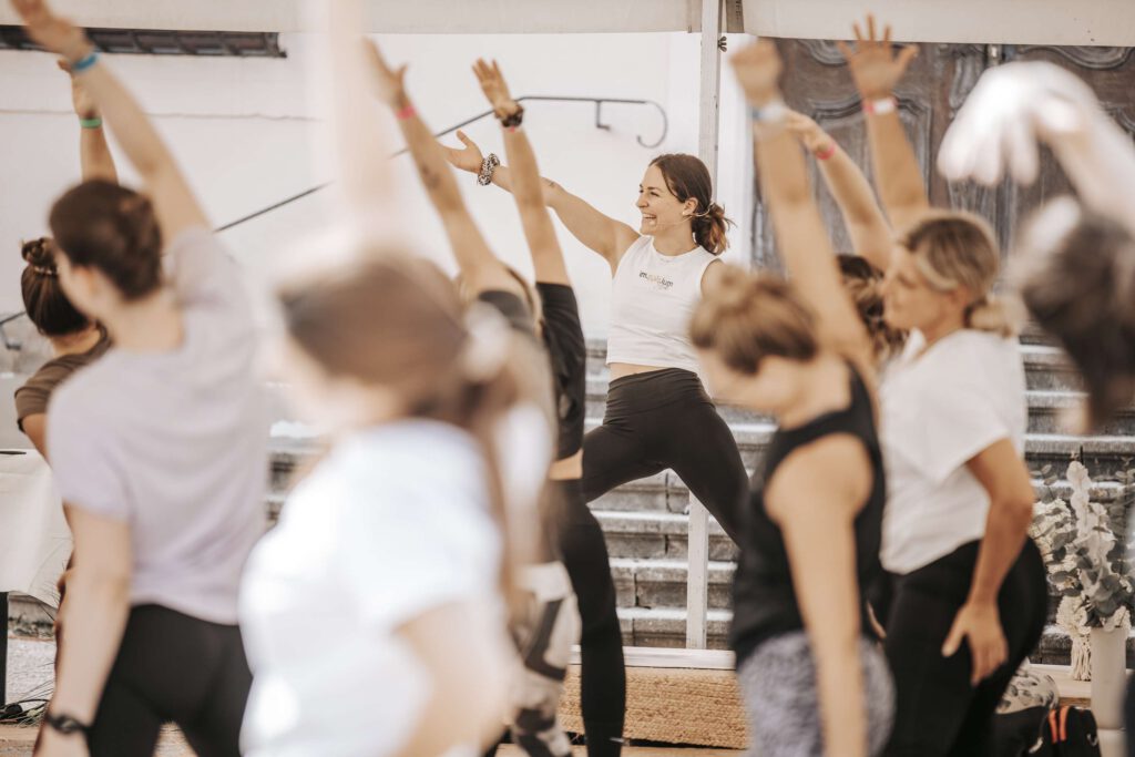 Gruppe von Menschen bei einem Fitnesskurs im Studio.