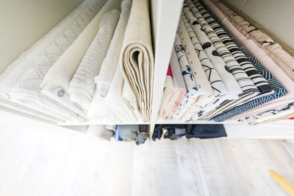 Aufbewahrung von Stoffrollen in einem Fach.