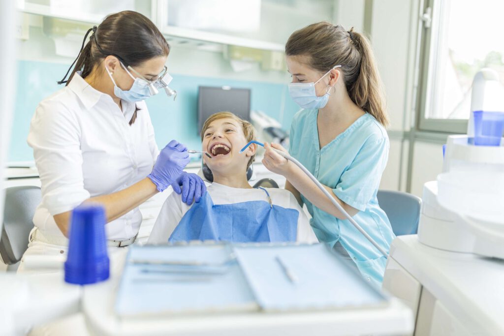 Zahnaerztinnen bei der Untersuchung eines Patienten in der Zahnarztpraxis Stegherr & Stegherr in Albstadt.