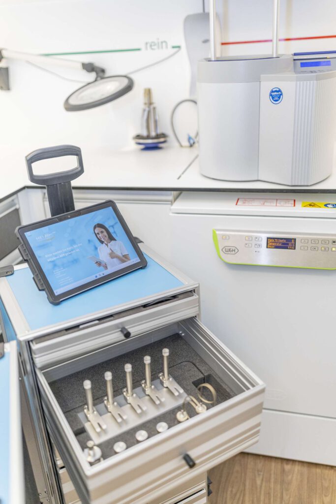 Sterilisationsbereich in der Zahnarztpraxis Stegherr & Stegherr in Albstadt mit Instrumentenschublade und Tablet.