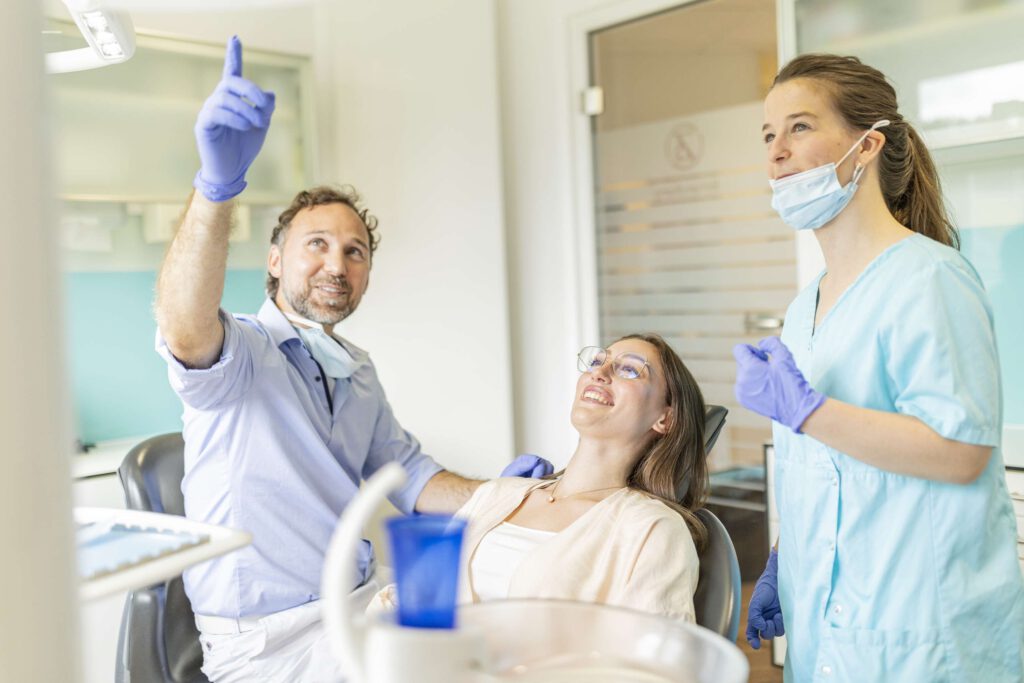 Zahnarzt und Assistentin behandeln Patientin in der Zahnarztpraxis Stegherr in Albstadt.